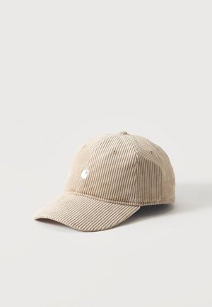 Casquette de baseball beige en velours côtelé avec une visière incurvée et un petit logo blanc brodé à l’avant sur un fond clair uni.