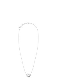 Srebrny naszyjnik łańcuszkowy z dwoma splatającymi się okrągłymi zawieszkami, z których jedna zdobiona jest małymi kamieniami. Prosty i elegancki design.