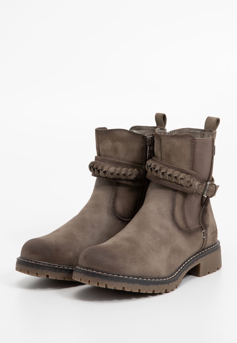 Botines de ante marrón con un acabado texturizado, acento de tira trenzada, cremallera lateral y suela de goma. Diseño robusto con un tacón modesto.