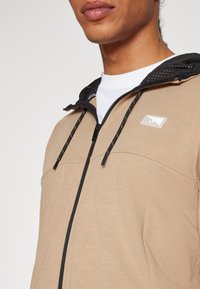 Jack & Jones JCOAIR HOOD - Majica s kapuljačom i patentnim zatvaračem - crockery detail:melange