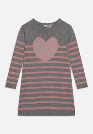 Graues Strickkleid mit langen Ärmeln, das horizontale rosa Streifen und ein glitzerndes rosa Herzdesign auf der Vorderseite aufweist. Runder Ausschnitt.