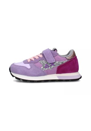 Sneaker viola e rosa realizzato in materiali scamosciati e tessili, con dettagli in argento glitterato, lacci frontali e una fascia in Velcro. Suola in gomma nera.