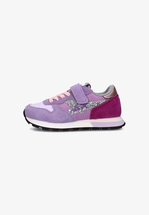 Sneaker viola e rosa realizzato in materiali scamosciati e tessili, con dettagli in argento glitterato, lacci frontali e una fascia in Velcro. Suola in gomma nera.
