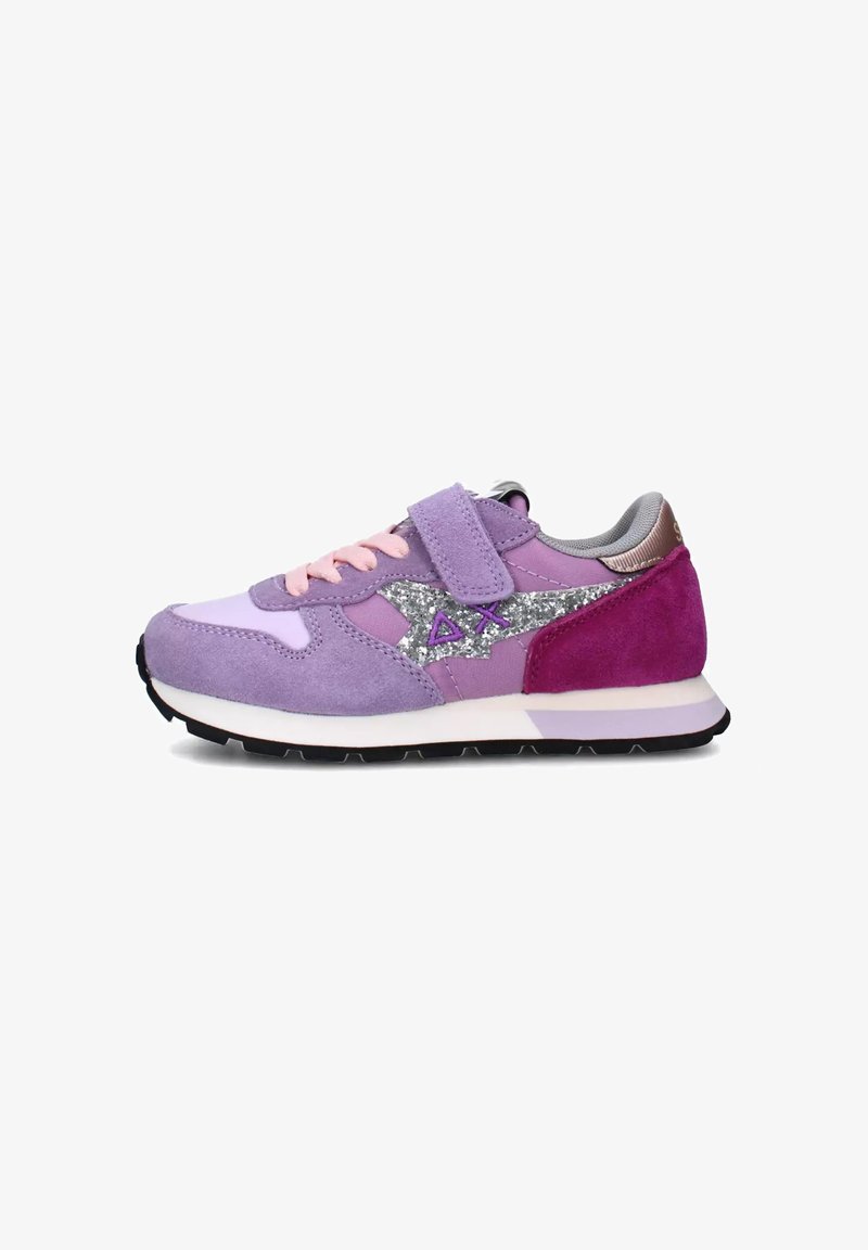 Sneaker viola e rosa realizzato in materiali scamosciati e tessili, con dettagli in argento glitterato, lacci frontali e una fascia in Velcro. Suola in gomma nera.