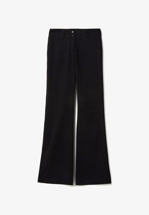 Pantalones negros acampanados hechos de tela suave, con cierre de botón frontal y pequeños cristales dispuestos en líneas verticales para un brillo sutil.