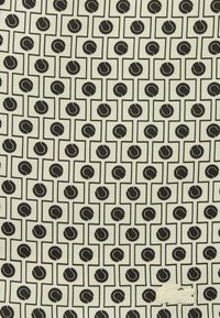 Mustade tennispallide korduv muster ruutudes heledal kangal, all paremas nurgas väike valge tikandiga krokodillilogoga.