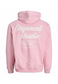 Ružičasti kapuljača-svežanj s rebrastim manžetama i rubom. Ima veliki bijeli tekst: "Originals Studio", uz dodatni tekst manjim fontom.