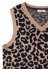 Gilet sans manches beige à col en V, motif léopard noir et bords côtelés, étiqueté avec l'étiquette de marque "CECIL" à l'intérieur du col.