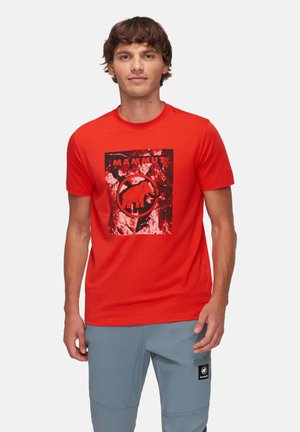 T-shirt in cotone rosso con una grafica nera di un mammut e il logo sul fronte. Collo a giro e maniche corte.
