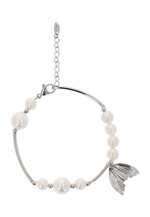 Srebrna bransoletka z białymi perłami i srebrnym zawieszkiem w kształcie ogona syreny, wyposażona w zapięcie typu karabińczyk oraz regulowany łańcuszek.