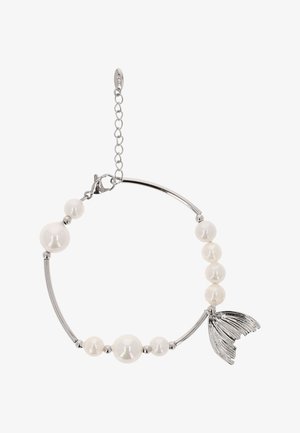 Srebrna bransoletka z białymi perłami i srebrnym zawieszkiem w kształcie ogona syreny, wyposażona w zapięcie typu karabińczyk oraz regulowany łańcuszek.