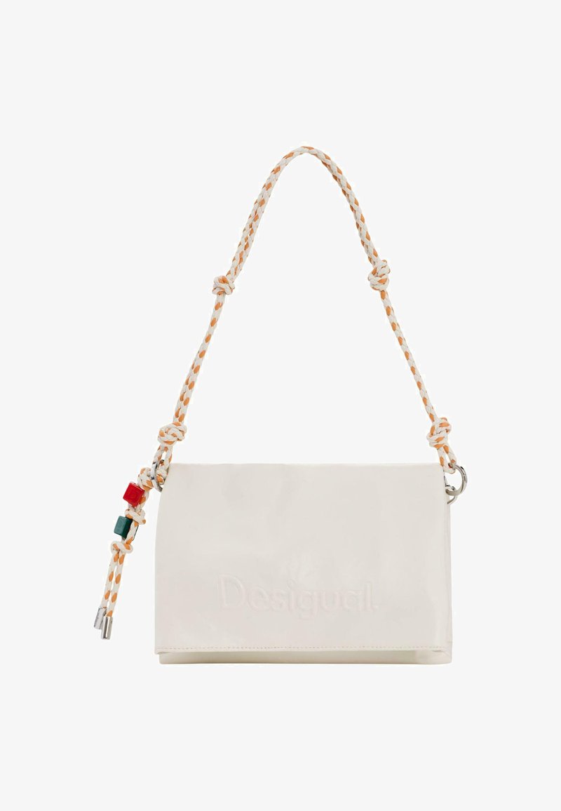 Petit sac à main rectangulaire blanc avec une bandoulière tressée orange et blanche, décorée de perles rouges et vertes sur le côté gauche.