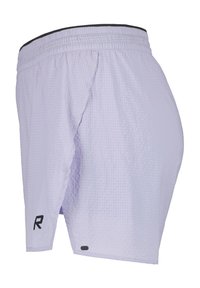 Ljust lila idrottsshorts gjorda av texturerad tyg, med resårmidja, sidofickor och en logotyp på vänster fåll.