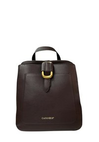 Zaino in pelle marrone con finitura testurizzata, dettaglio della fibbia color oro e manico superiore. Presenta una tasca frontale e un logo impresso.