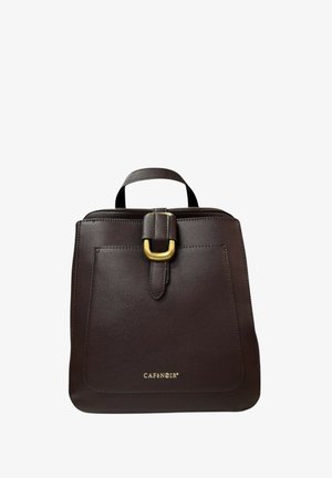 Zaino in pelle marrone con finitura testurizzata, dettaglio della fibbia color oro e manico superiore. Presenta una tasca frontale e un logo impresso.