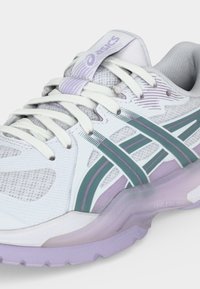 Chaussure de course ASICS blanche et lavande avec des accents turquoise et des lacets blancs, montrant une tige en mesh respirante et un détail de semelle coussinée.
