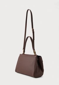 Smeđa kožna torba s strukturiranim oblikom, podesivim remenom, zlatnim metalnim detaljima i minimalističkim dizajnom. Tekstura kroz cijelu površinu.