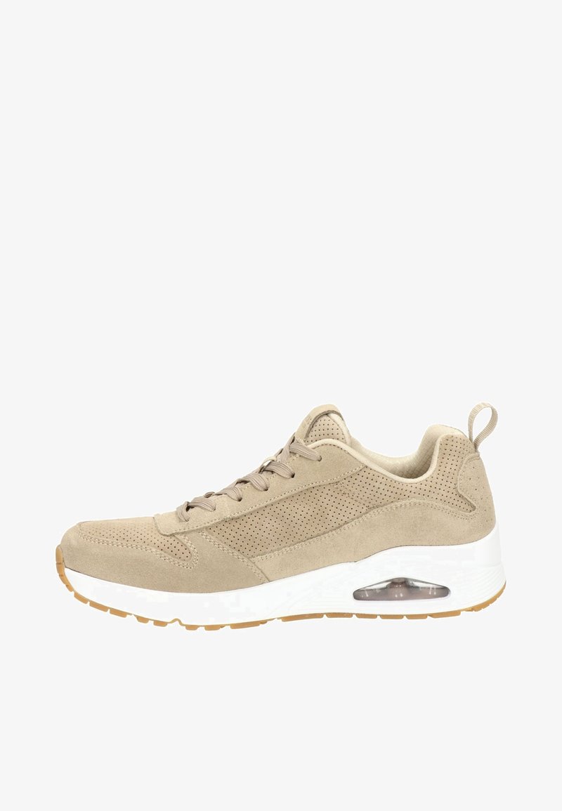Beige Wildleder-Sneaker mit durchbrochenen Details, weißer Zwischensohle, brauner Gummisohle und transparenter Luftpolsterung an der Seite.