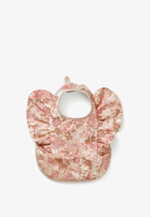 Kukkakuvioitu vauvan ruokalappu, jossa on röyhelöiset olkasiivet ja keräyspussi, sisältäen vaaleanpunaisen, beigen ja ruskean sävyjä valkoisella taustalla.
