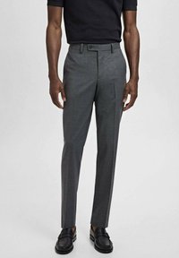 Pantaloni gri, croiți pe talie, cu un fit slim, având o textură netedă, față plată, buzunare laterale și închidere cu nasture. Asortați cu mocasini negri.