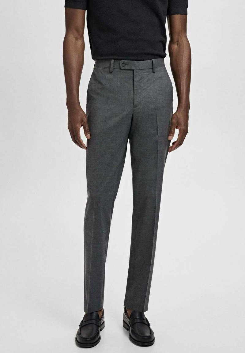 Pantaloni gri, croiți pe talie, cu un fit slim, având o textură netedă, față plată, buzunare laterale și închidere cu nasture. Asortați cu mocasini negri.