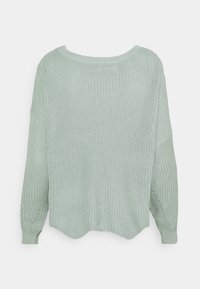 Pull vert clair en maille loose avec un large col et des manches longues. Il présente des poignets côtelés et un ourlet légèrement incurvé pour une coupe décontractée.