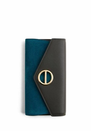 Portafoglio rettangolare con corpo in camoscio blu e chiusura a patta in pelle nera con fermaglio rotondo tono oro.