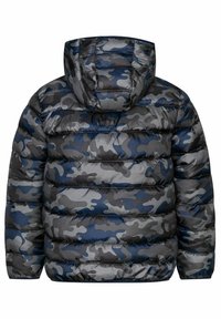 Puffyjacka med grå och blå kamouflage-mönster, huva och horisontellt quiltade sektioner för isolering. Strukturerad, glänsande tyg.