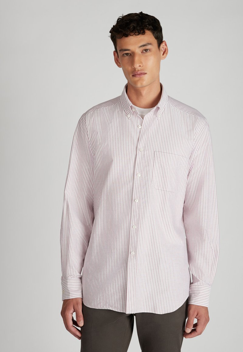 Camicia button-up di un rosa chiaro con strisce verticali bianche, maniche lunghe e tasca sul petto. Realizzata in un tessuto leggero e morbido.