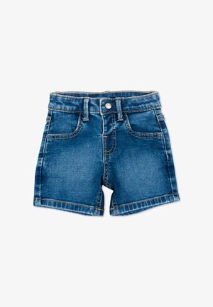 Shorts pour tout-petit en denim bleu avec passants pour ceinture, bouton à l'avant, fermeture éclair et deux poches avant, présentés sur fond blanc.