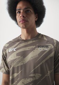 Venum UFC FIGHT WEEK 3.0 DRY TECH - Spordi T-särk - khaki