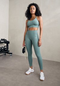 ICANIWILL DEFINE SEAMLESS BRA - Neliela atbalsta sporta krūšturis - racing green