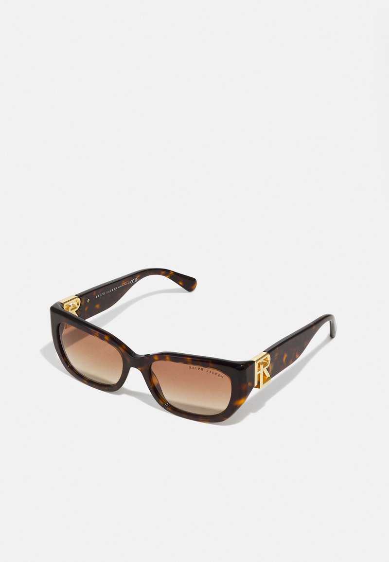 Ochelari de soare tortoise cu accente aurii, formă rectangulară, lentile în degrade de culoare maro, cu logo pe țâțele ochelarilor.