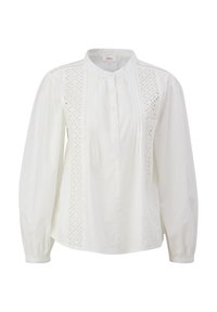 Camicia bianca a maniche lunghe con colletto alla mandarino, bottoni frontali e pannelli in pizzo a occhielli verticali ai lati della patta dei bottoni.