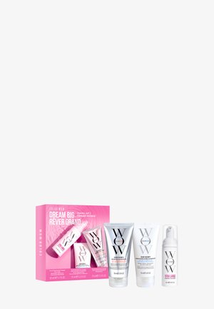 Reisset met Color Wow Dream Big haarproducten, waaronder shampoo, conditioner en volumemousse met roze en witte verpakking.