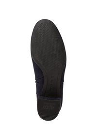 Semelle de chaussure en daim marine avec caoutchouc noir texturé, bout arrondi, accent au talon, taille marquée 37, construction flexible pour le confort.
