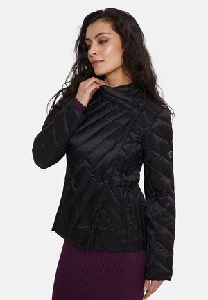 Giacca a vento nera con design a quadrati diagonali, colletto alto e finitura elegante. Presenta una vita aderente e una superficie morbida e liscia.