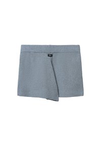 Pantaloni corti in cotone grigio con una vita a coste e un corpo a strato singolo. Presentano una texture sottile e un design frontale asimmetrico.