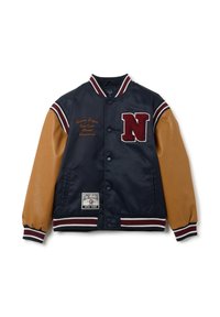 Marineblauwe satijnen varsityjas met bruine lederen mouwen, gestreepte geribbelde kraag en manchetten, geborduurd "N" logo en varsity patch detail.