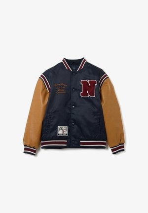 Marineblauwe en tan varsityjack met leren mouwen, geribbelde kraag en gestreepte manchetten. Beschikt over een geborduurde "N" en een logo patch.