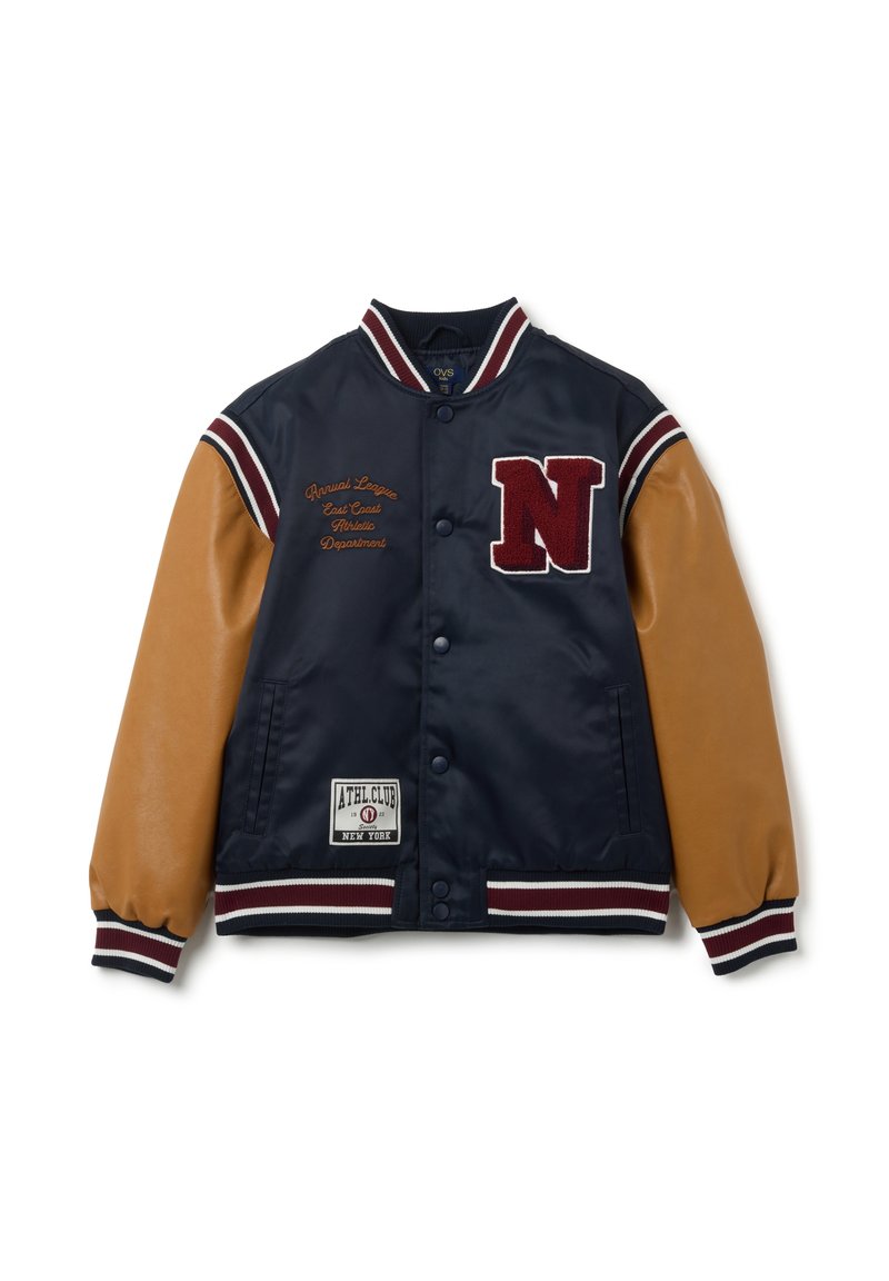 Marineblauwe satijnen varsityjas met bruine lederen mouwen, gestreepte geribbelde kraag en manchetten, geborduurd "N" logo en varsity patch detail.