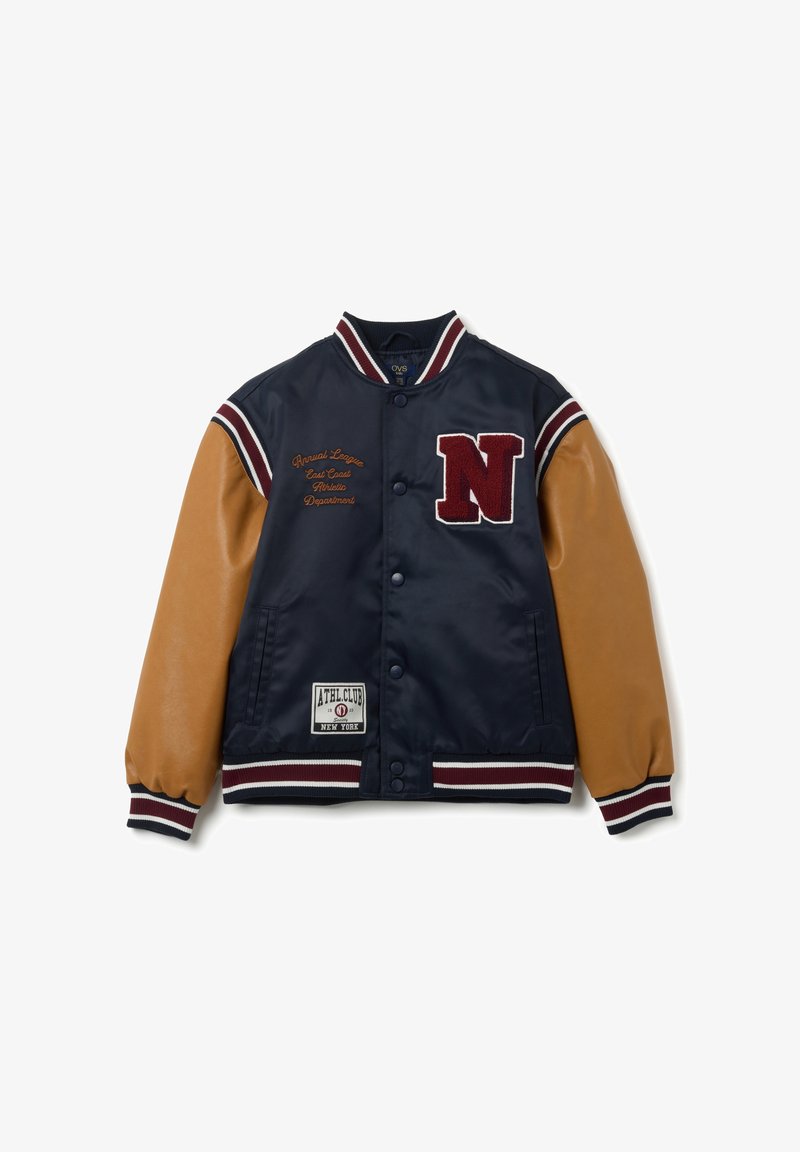 Marineblauwe satijnen varsityjas met bruine lederen mouwen, gestreepte geribbelde kraag en manchetten, geborduurd "N" logo en varsity patch detail.