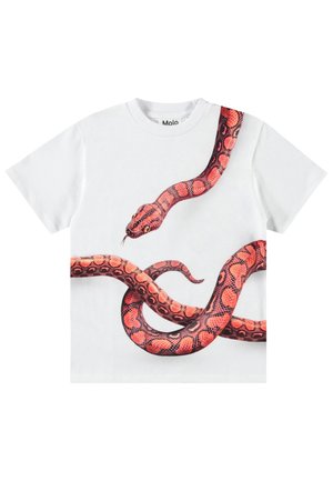 T-shirt blanc affichant un graphisme d'un serpent rouge et noir, mettant en valeur des écailles détaillées et une bouche ouverte. Manches courtes, encolure ronde.