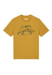 Korte mouw mosterdgele T-shirt met een cartoonafbeelding van kabouters, zand en een kronkelige pad. Gemaakt van zachte, ademende katoen.