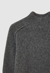 Dunkelgrauer, gestrickter Wollpullover mit ribbeligem, hohem Kragen und strukturiertem Stichmuster an Schulter und Brust.