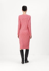 Czerwona, melanżowa sukienka z długim rękawem, dopasowany krój, do kolan, w zestawieniu z czarnymi, wysokimi na kolano, eleganckimi botkami, gładka faktura, minimalistyczny design.