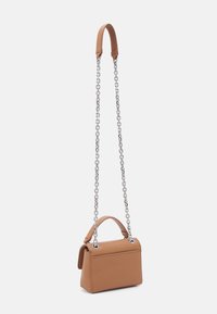 Calvin Klein RELOCK SHOULDER BAG - Borsa a mano - lion