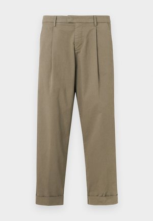 Khaki színű nadrág redőkkel, sima pamutkeverékből készült, egyenes szabású, felhajtott szegéllyel a nadrágszáron.