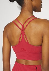 ICANIWILL DEFINE SEAMLESS BRA - Sportmelltartó könnyű sportoláshoz - autumn red