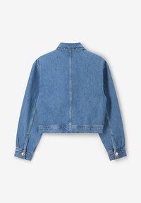 Blauwe cropped denimjas met een spitse kraag, lange mouwen, knoopmanchetten en details van het achterste juk naad. Soepele textuur zonder patronen.